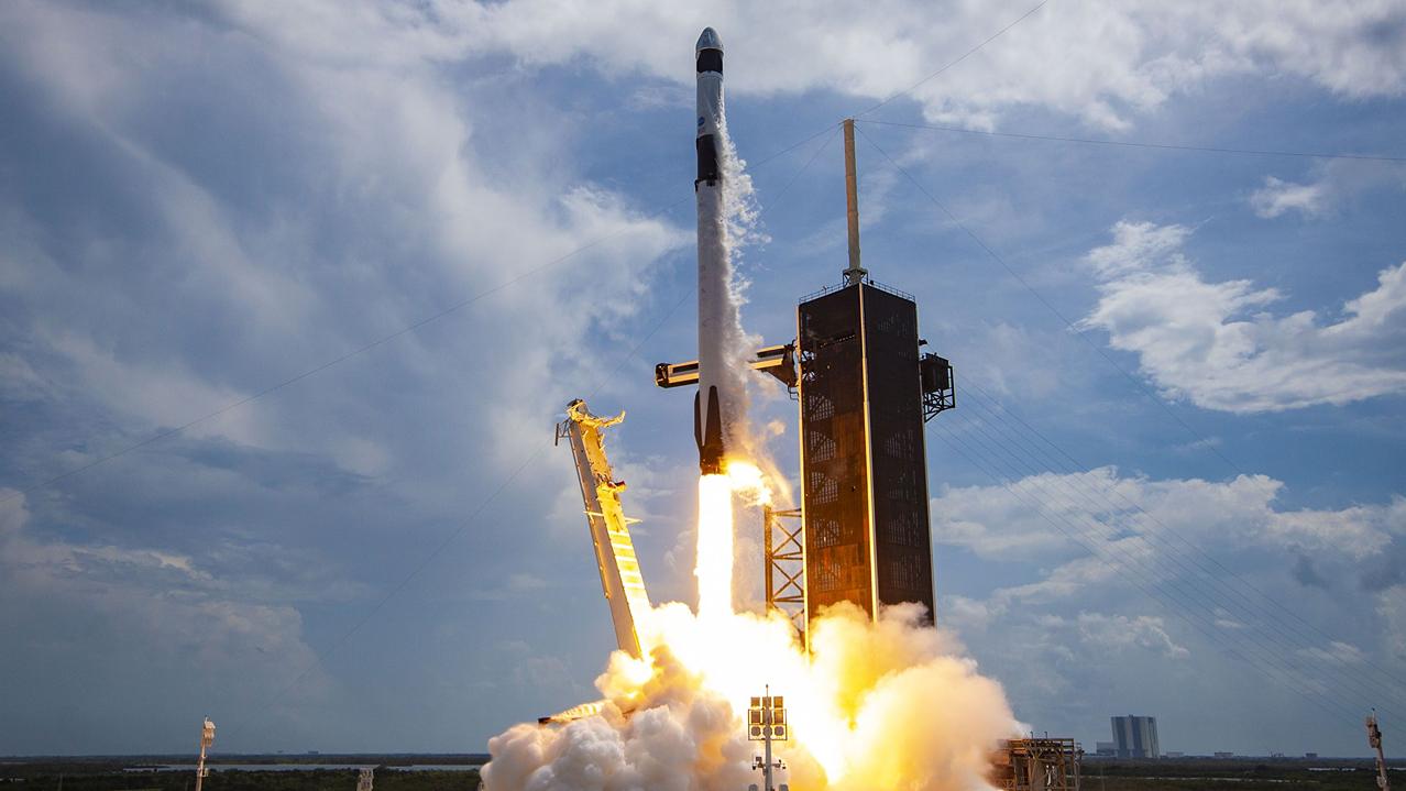 بعد مئات من المهمات الناجحة، فشل مفاجئ لصاروخ Falcon 9 يسقط عشرات الأقمار الصناعية ويحرج SpaceX