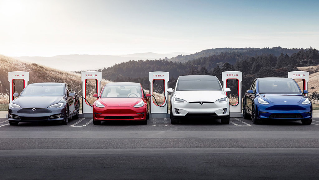 نصف مالكي سيارات Tesla يعودون إلى السيارات العاملة بالوقود بعدها، لكن ذلك يعتبر تحسناً!
