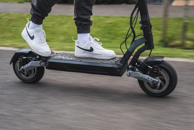 كم تبلغ سرعة أسرع سكوتر كهربائي قانوني وما أشهر أنواعه؟