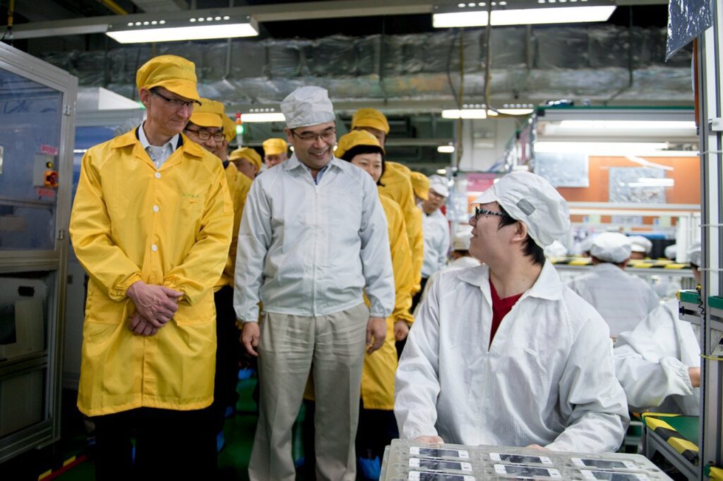 الرئيس التنفيذي لشركة Apple في زيارة لأحد مصانع Foxconn في الصين