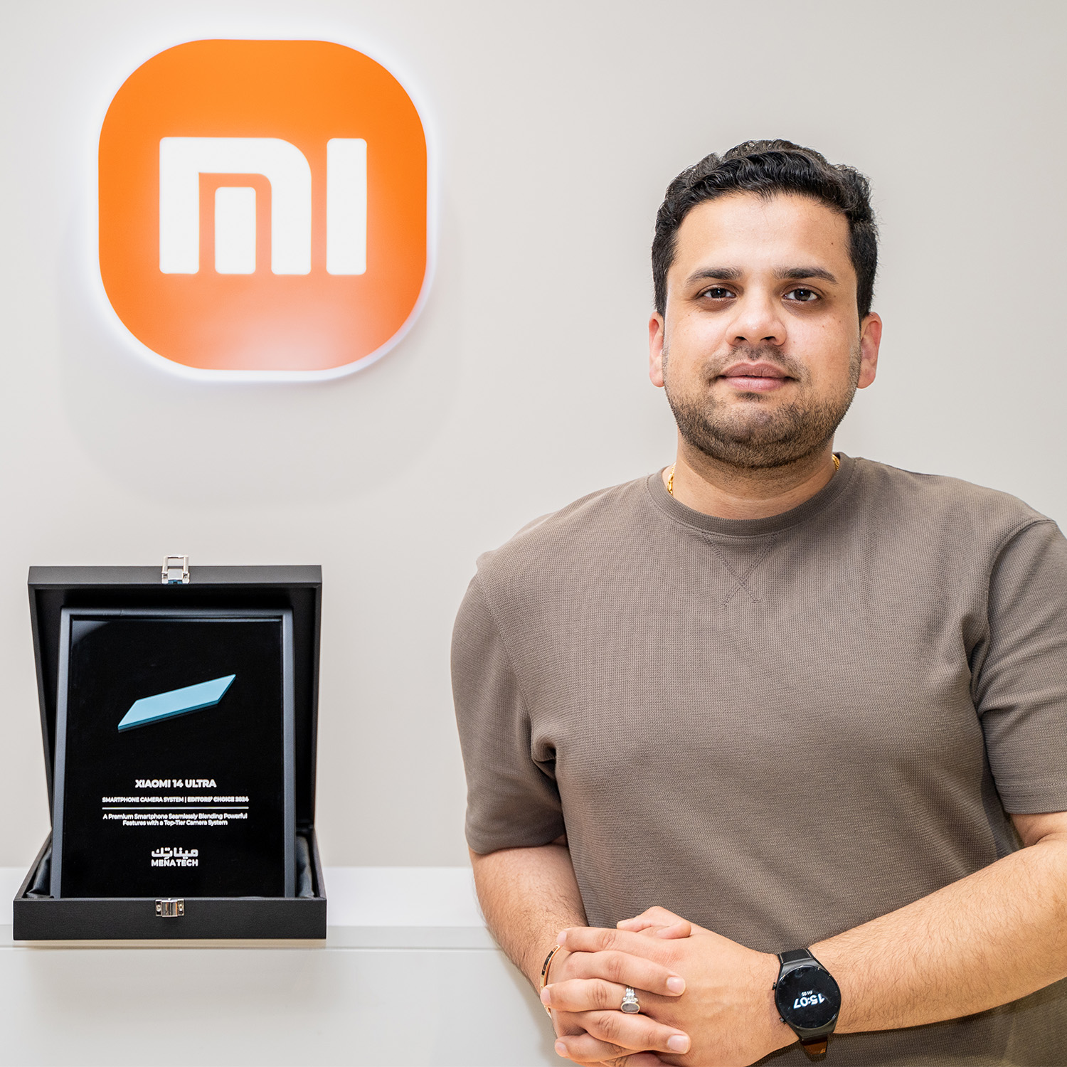 Xiaomi representative holding the Xiaomi 14 Ultra Editors' Choice 2024 award from MENA Tech.