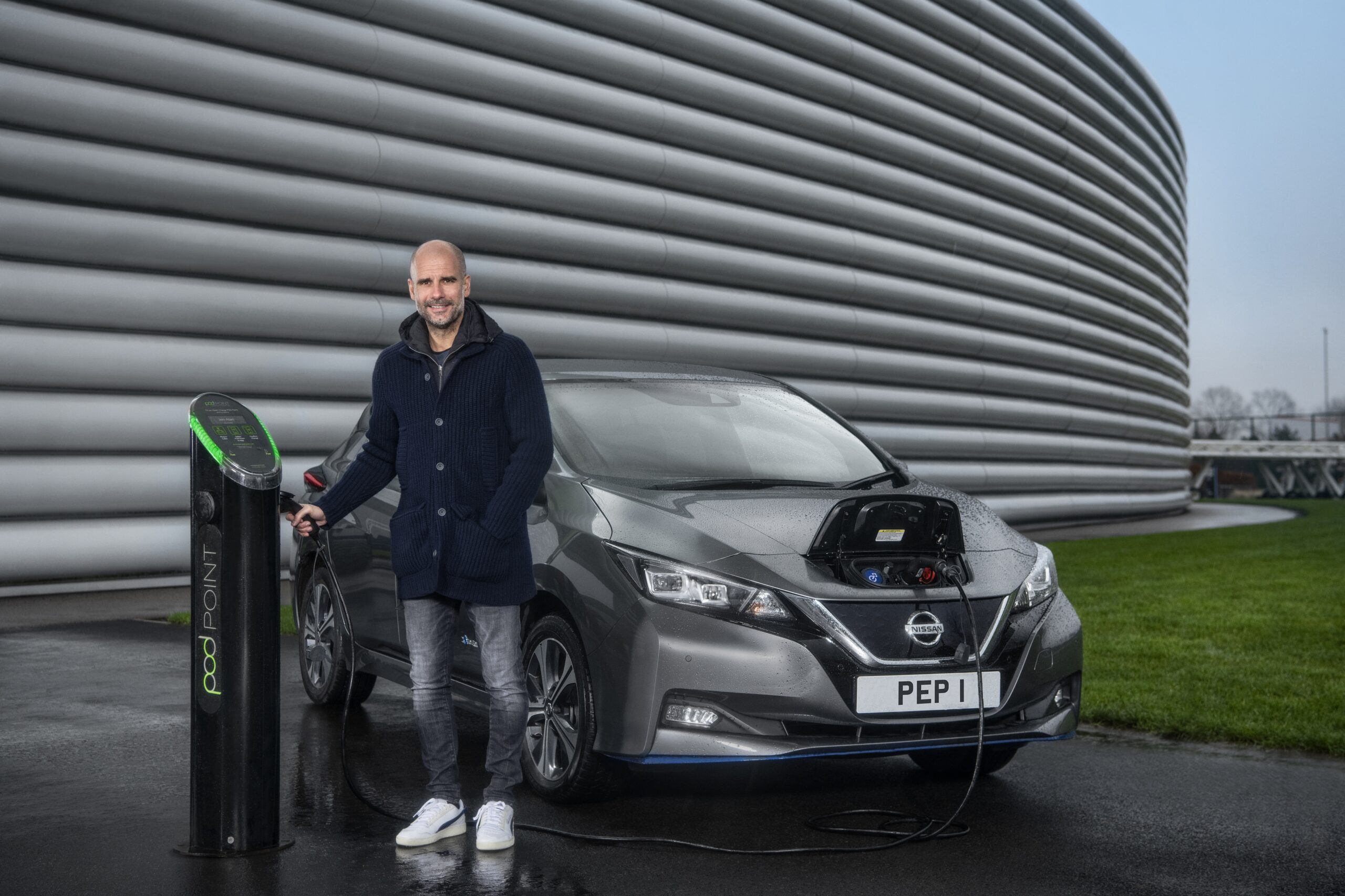 راتبه بالملايين لكنه يقود سيارة شعبية... مجموعة سيارات بيب جوارديولا ستصدمك!