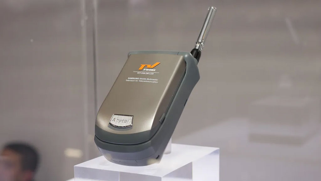 هاتف سامسونج SCH-M220 الصادر عام 1999، أول هاتف محمول مع استقبال للبث التلفزيوني