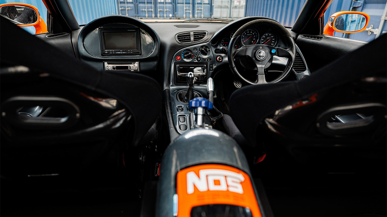 المحرك تعتمد السيارة في الأصل على محرك Mazda 13B-REW الدوار (Rotary Engine)، وهو محرك توين-توربو ثنائي الدوار سعة 1.3 لتر. على الرغم من صغر سعته. إلا أن تصميمه الدوار يمنحه قوة وكفاءة مذهلتين. بالنسبة لنسخة الفيلم، قامت ورشة التعديل الأسطورية RE-Amemiya بإعادة بناء المحرك، ليولد حوالي 280 حصانًا. هذا الرقم كان كافيًا لتوفير أداء حاد ورشيق يتناسب مع مشاهد الدريفت.