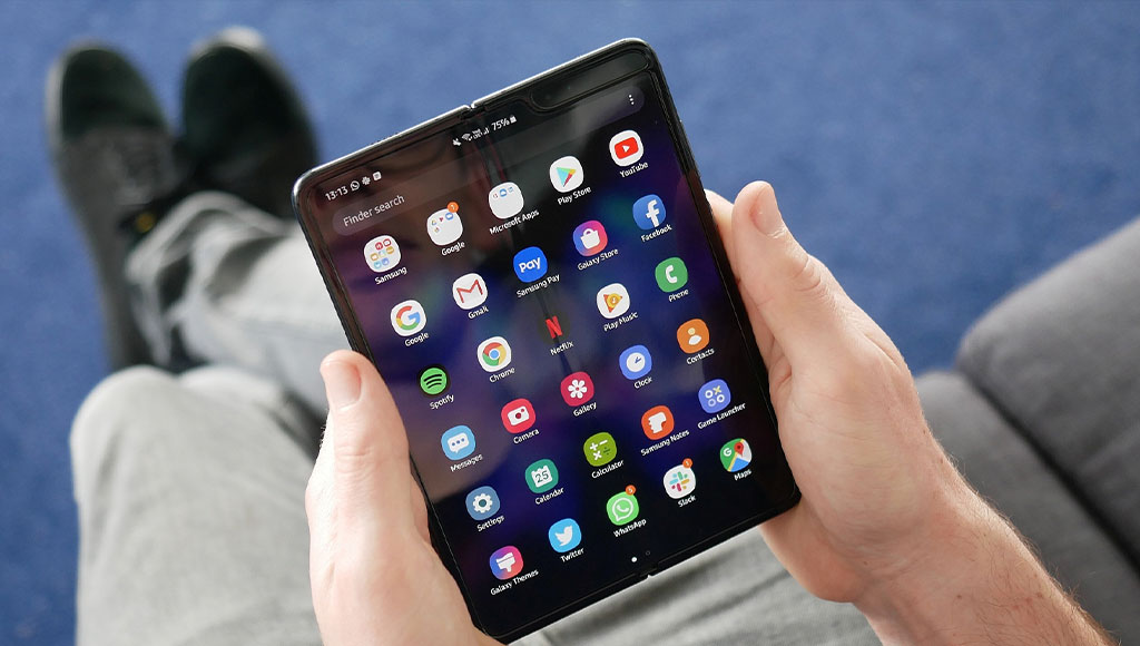أول هاتف قابل للطي من سامسونج، Galaxy Fold الصادر عام 2019
