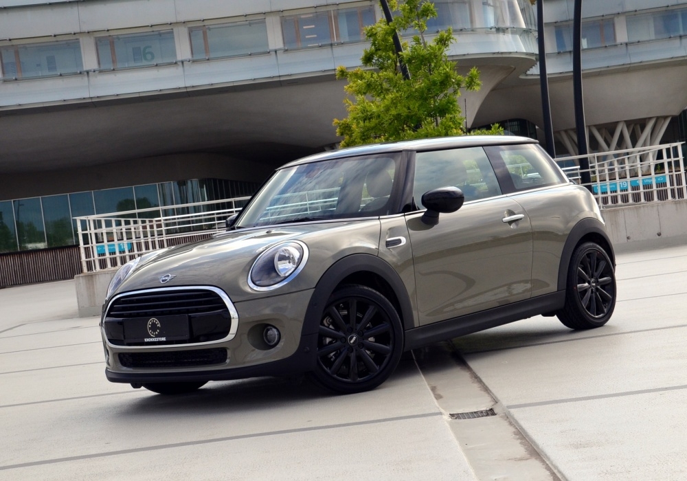 راتبه بالملايين لكنه يقود سيارة شعبية... مجموعة سيارات بيب جوارديولا ستصدمك!