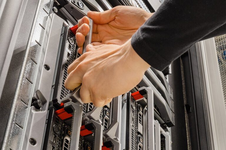 تمتلك مراكز البيانات الأحدث كفاءة أعلى من حيث استهلاك الطاقة، مما يجعلها مجدية اقتصادياً وبيئياً بنفس الوقت