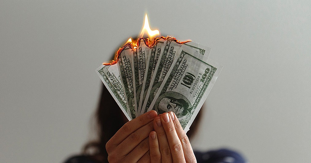 ماذا تشتري الـ 100 دولار اليوم؟ ترتيب أكثر العملات تضرراً من التضخم في 2025