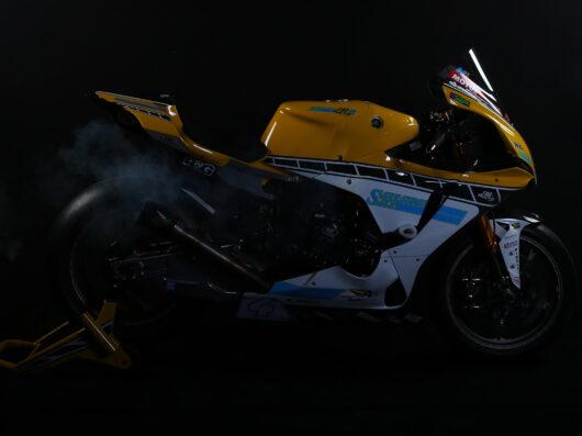 Yamaha Yzf R1 Y R6 Asi Es La Decoracion Vintage Del Racing Para El British Superbike Motorbike Magazine