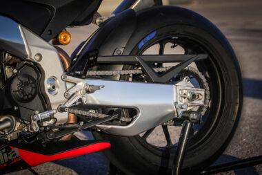 Aprilia RSV4 Factory 2021 prueba basculante cadena
