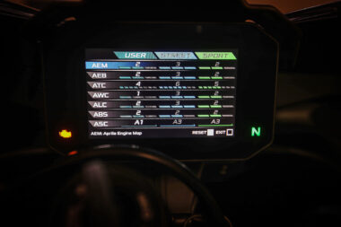 Aprilia RSV4 Factory 2021 prueba modos conduccion calle