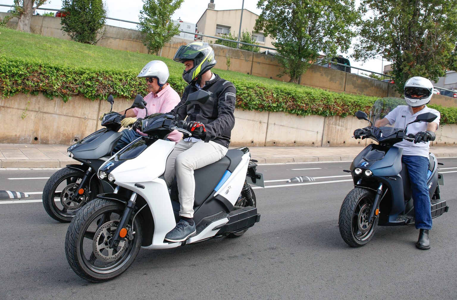 Ray 7.7 El scooter eléctrico español inicia su distribución en el