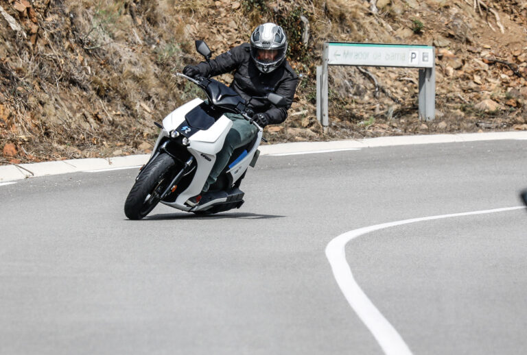 Ray 7.7 2022 Prueba y opinión del scooter eléctrico Motorbike Magazine