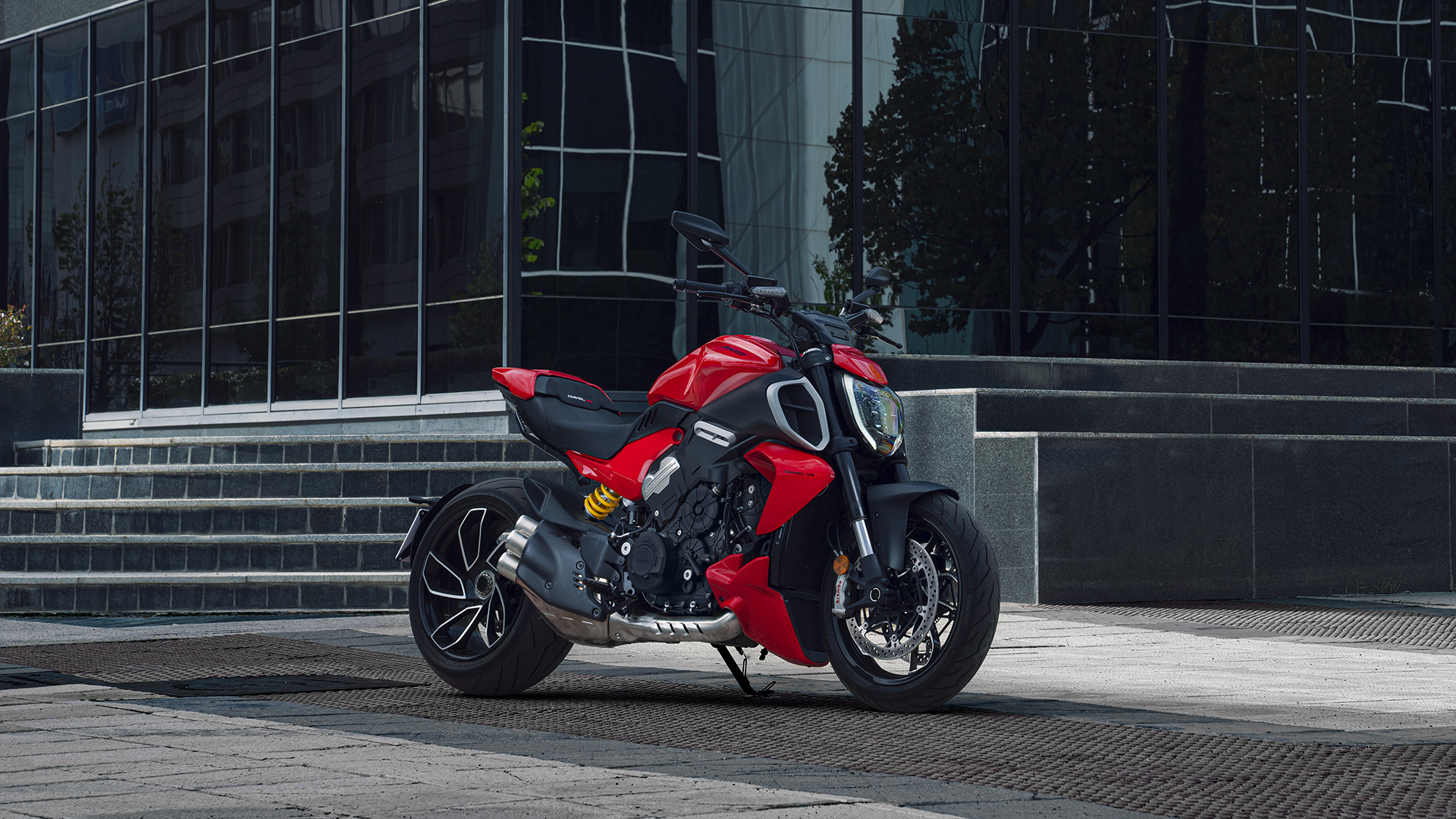 Ducati-Diavel-V4-2023-roja.jpeg