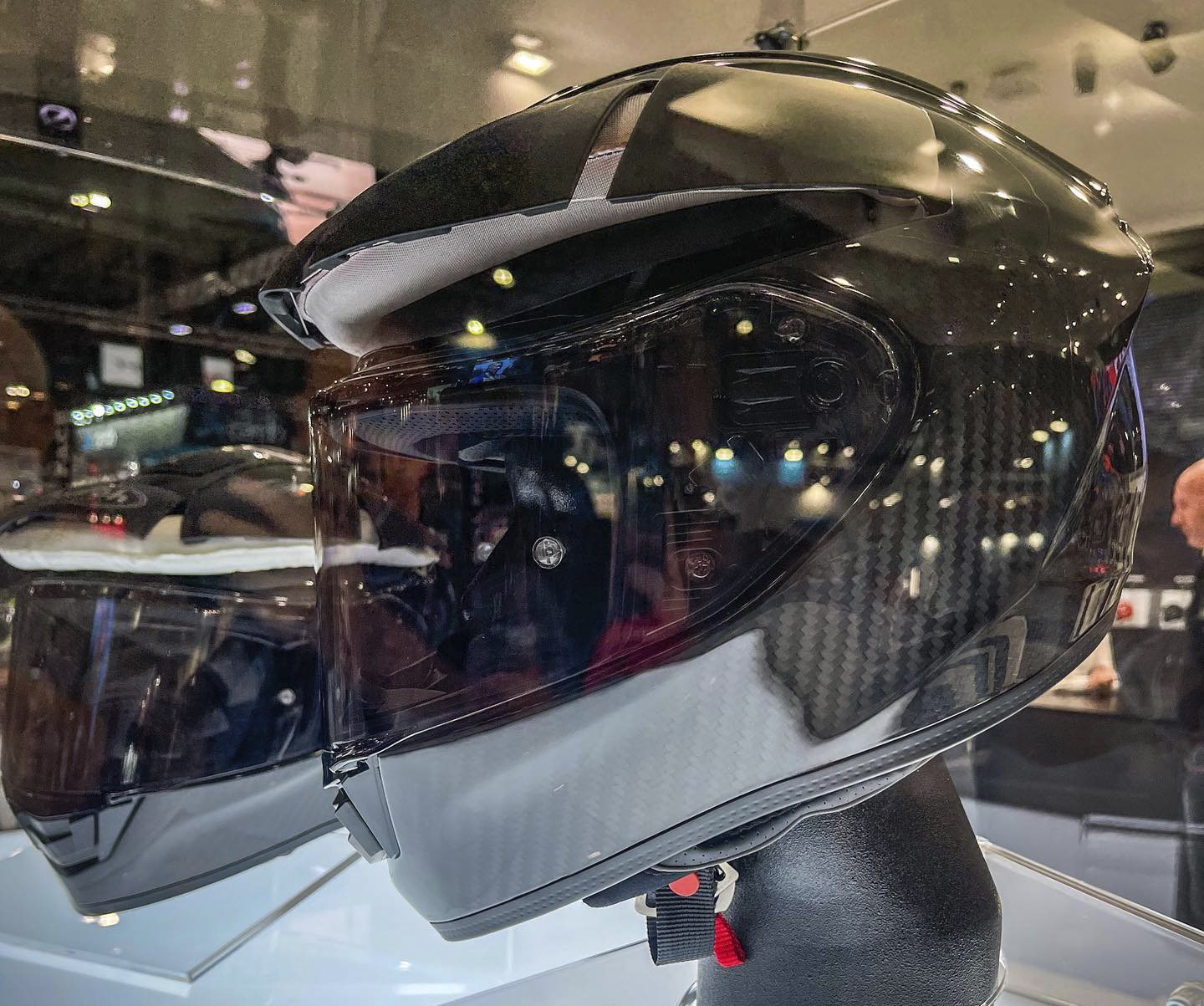 Airoh presentó en el EICMA un concept del primer casco con airbag