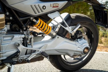 BMW R 1250 RS vs Moto Guzzi V100 Mandello S: Prueba comparativa 9 Moto Guzzi V100 Mandello 2023 comparativa detalles 15