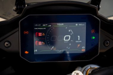 BMW R 1250 RS vs Moto Guzzi V100 Mandello S: Prueba comparativa 31 Moto Guzzi V100 Mandello 2023 comparativa detalles 16