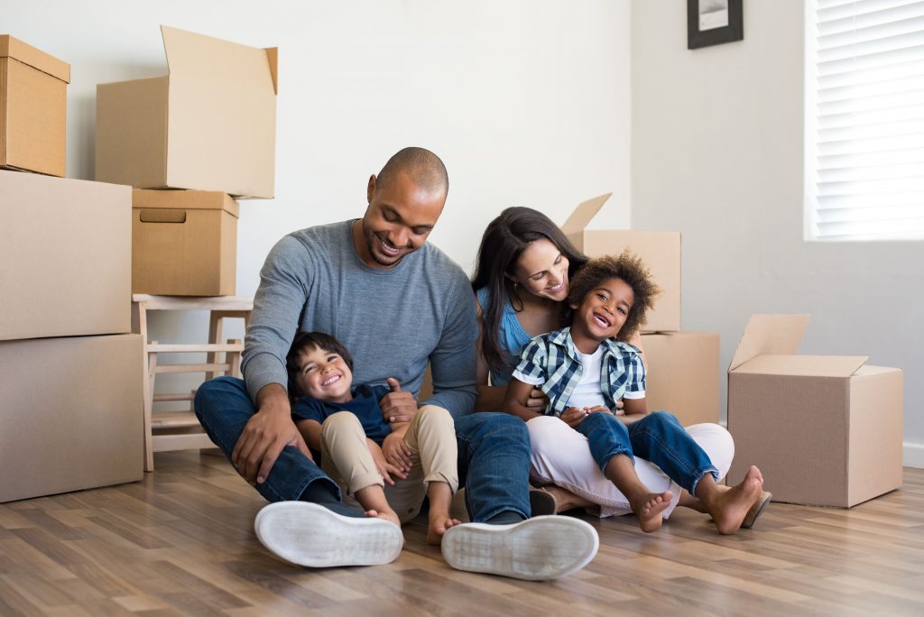 famille heureuse, travaux, maison, rénovation énergétique, vos travaux éco, primes énergie