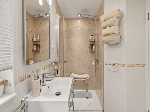 Sneddon Place, Airth, FK2 8GH