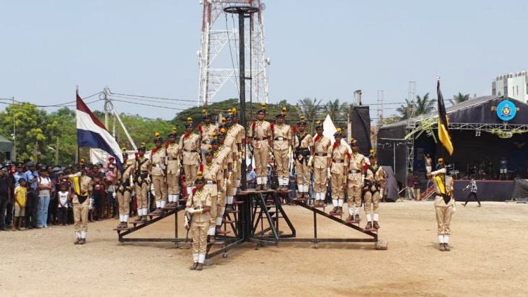 விமான படை கண்காட்சியில் பங்கேற்ற  ஏராளமான மக்கள்