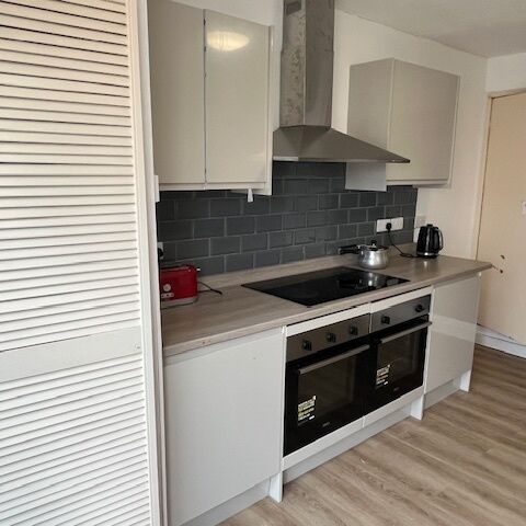 York Road Large Ensuite Room To Let