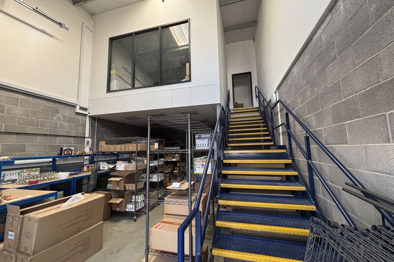 Warehouse/Light Industrial Unit - Witney - 1053 sq ft (98sq m) - TO LET