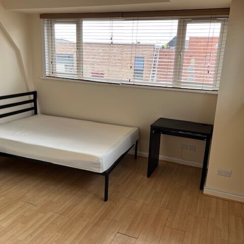Bridge Street 3 Rooms To Let