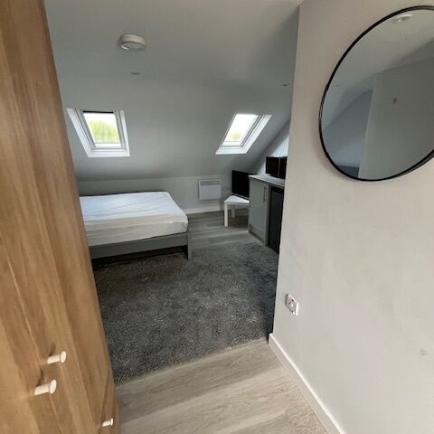 York Road Large Ensuite Room To Let