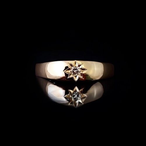 Star set diamond in 9ct gold signet ring