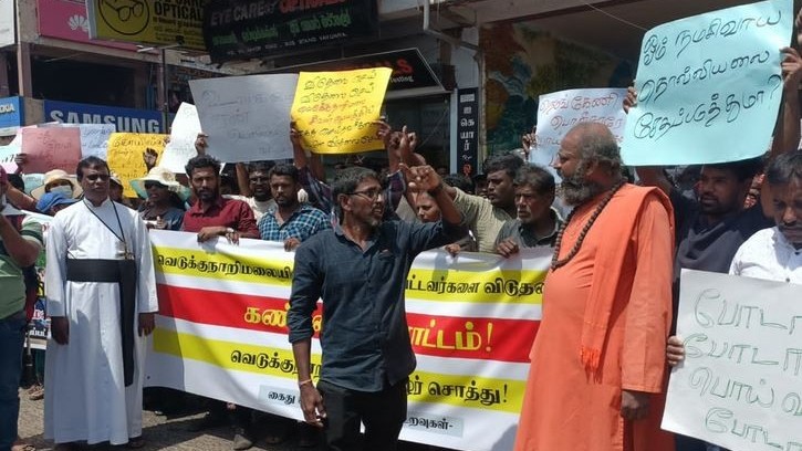 வெடுக்குநாறிமலையில் தமிழர் கைதினை எதிர்த்து வவுனியாவில்  மக்களின் ஆர்ப்பாட்டம்