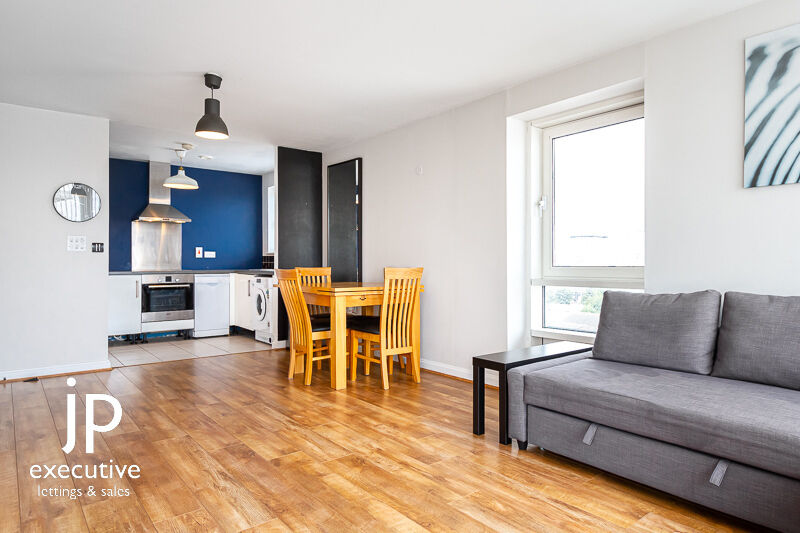 CENTURY WHARF CARDIFF BAY FURNISHED ONE BEDROOM APARTMENT WITH BALCONY