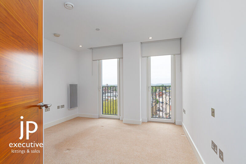HAYES APARTMENTS CARDIFF CITY CENTRE FURNISHED/UNFURNISHED TWO BEDROOM PENTHOUSE WITH VIEWS OVER THE CITY CENTRE