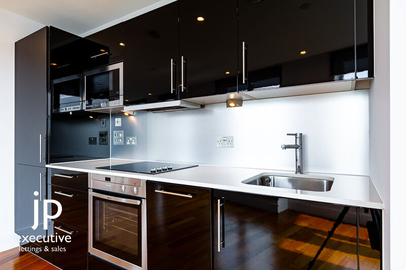 HAYES APARTMENTS CARDIFF CITY CENTRE FURNISHED/UNFURNISHED TWO BEDROOM PENTHOUSE WITH VIEWS OVER THE CITY CENTRE