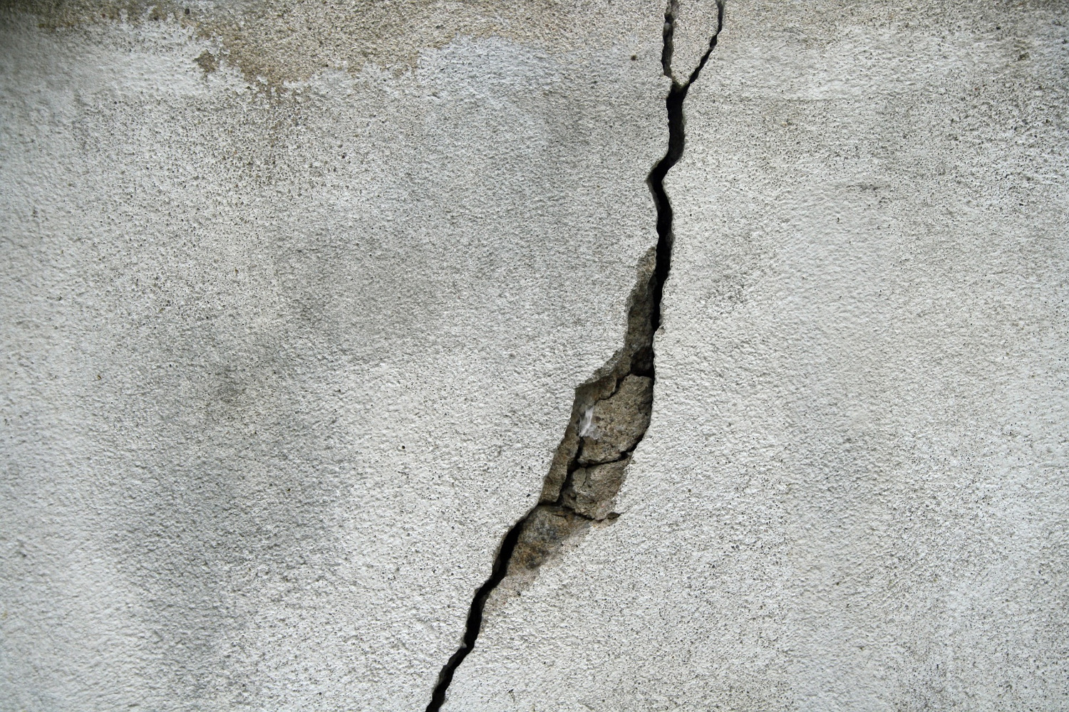 Building Defect Analysis: Structural damage to stone columns in a bay window of a Victorian house