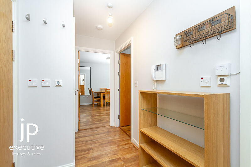 CENTURY WHARF CARDIFF BAY FURNISHED ONE BEDROOM APARTMENT WITH BALCONY