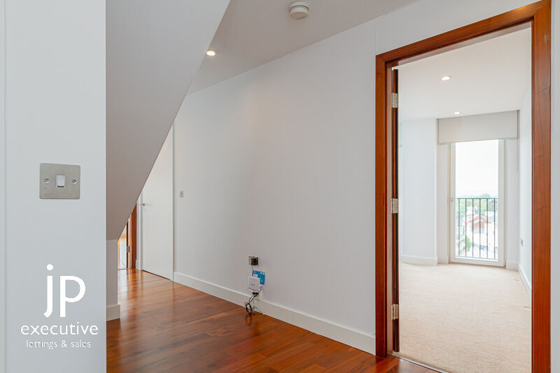 HAYES APARTMENTS CARDIFF CITY CENTRE FURNISHED/UNFURNISHED TWO BEDROOM PENTHOUSE WITH VIEWS OVER THE CITY CENTRE