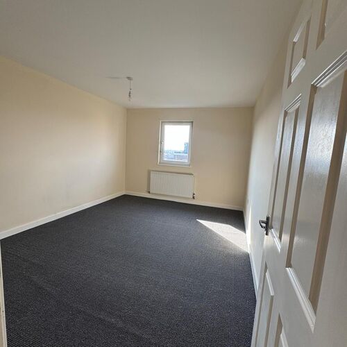 QUEENSWAY, BLETCHLEY - 2 BEDROOM PENTHOUSE