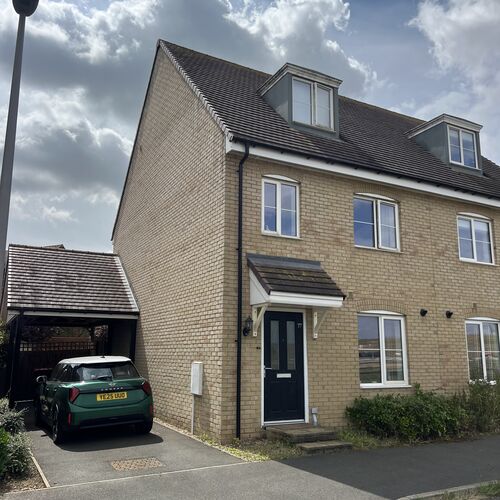 NEWTON LEYS - 3 BEDROOM 2 BATHROOM TOWNHOUSE - GARDEN