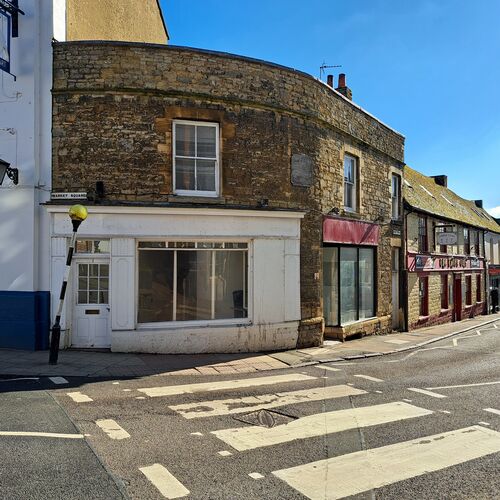 BUCKINGHAM TOWN CENTRE - 1 BEDROOM - FIRST FLOOR - NEWLY REFURBISHED