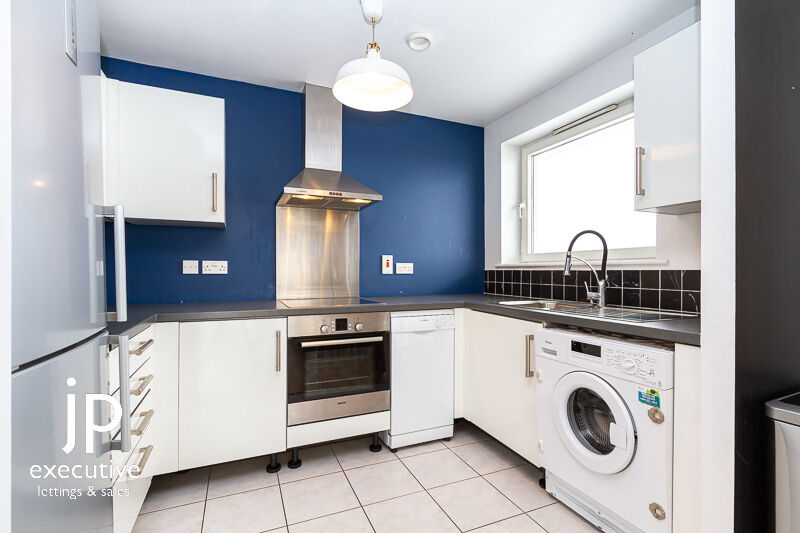 CENTURY WHARF CARDIFF BAY FURNISHED ONE BEDROOM APARTMENT WITH BALCONY