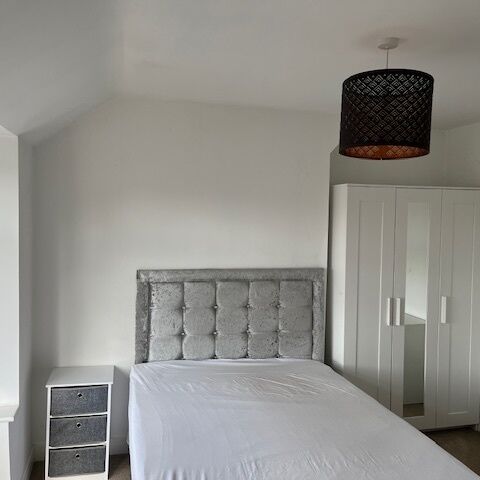 Croft Road Ensuite Room To Let