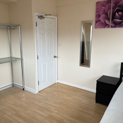 Bridge Street 3 Rooms To Let