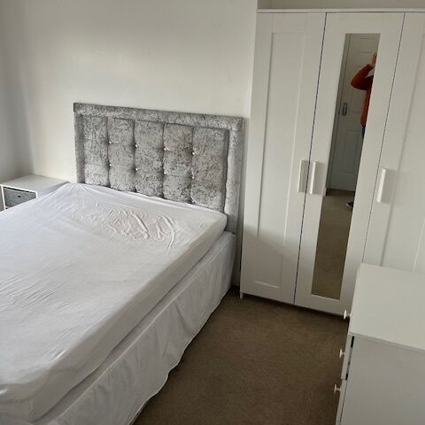 Croft Road Ensuite Room To Let