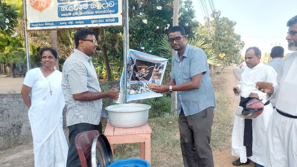 முள்ளிவாய்க்கால் அவலத்தினை பிரதிபலிக்கும் கஞ்சி வழங்கல் ஆரம்பமானது