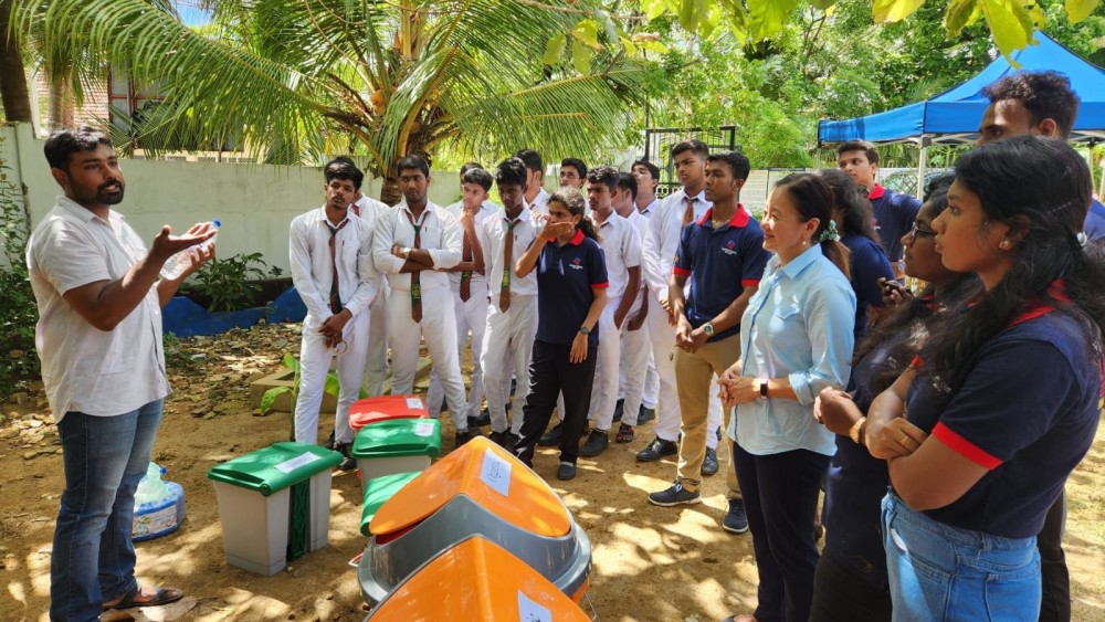 இலங்கைக்கான அமெரிக்கத் தூதுவர் ஜூலி சங் யாழ்ப்பாண மாவட்டத்துக்கு விஜயம் 