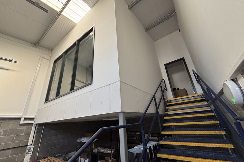 Warehouse/Light Industrial Unit - Witney - 1053 sq ft (98sq m) - TO LET