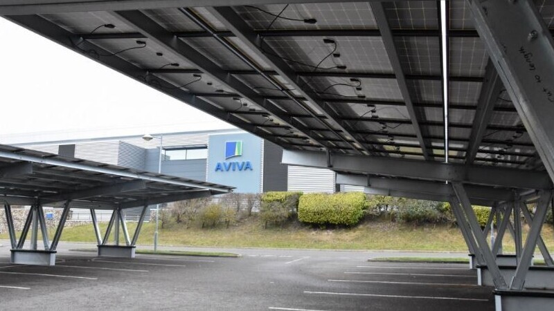 Parking couvert pour voitures avec panneaux photovoltaïques