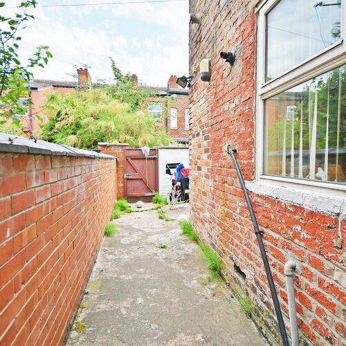3 Bed Mid-Terrace For Rent