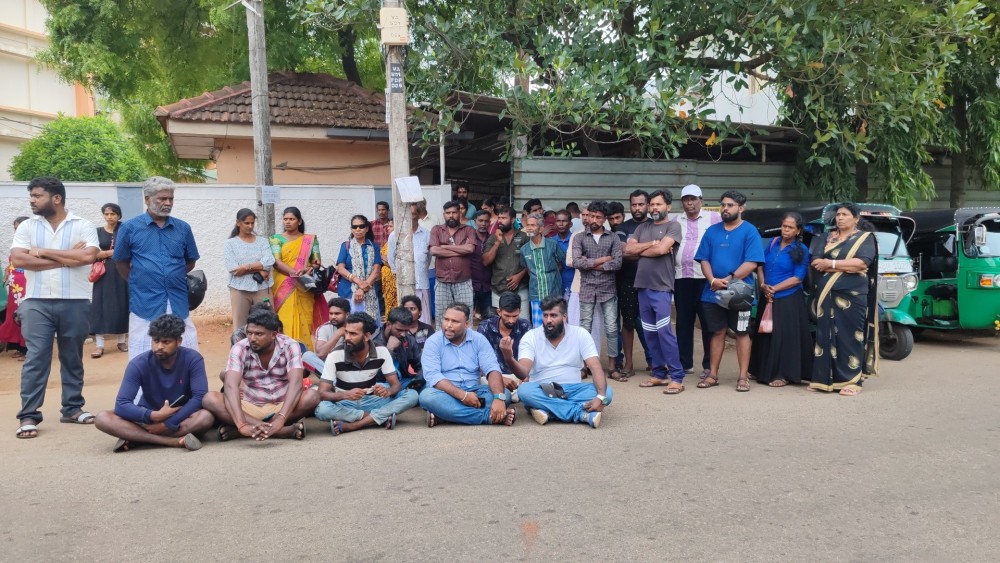 வவுனியா வைத்தியசாலையில் மரணித்த சிசுவின் உறவினர்கள் கூடி ஆர்ப்பாட்டம்