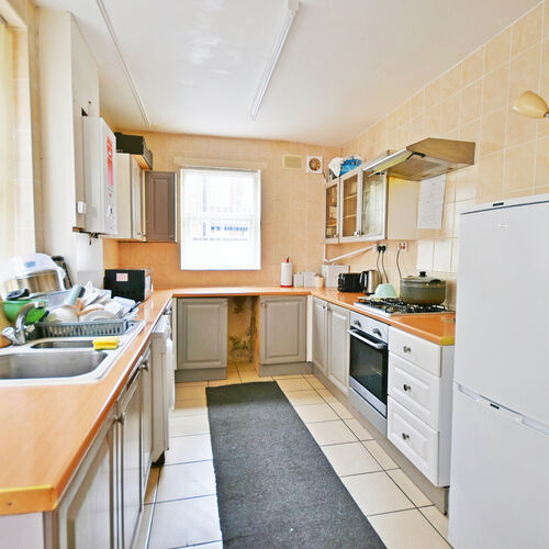 3 Bed Mid-Terrace For Rent